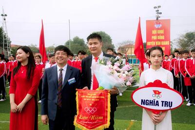Đ/c Chu Quốc Hiệu- Phó BTTT, Chủ tịch HĐND tặng hoa và cờ lưu niệm